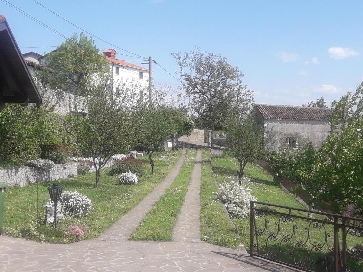 Apartma Oddih Dutovlje Extérieur photo