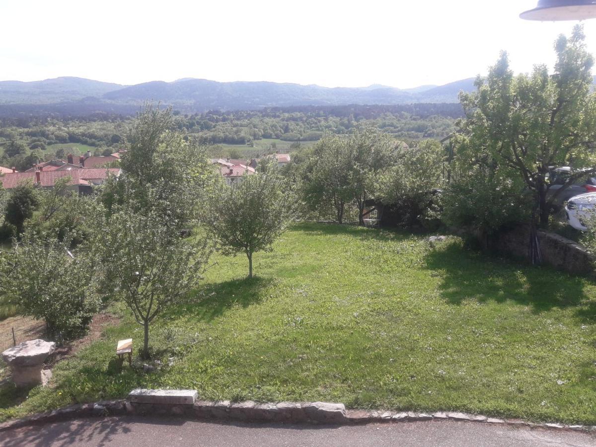 Apartma Oddih Dutovlje Extérieur photo