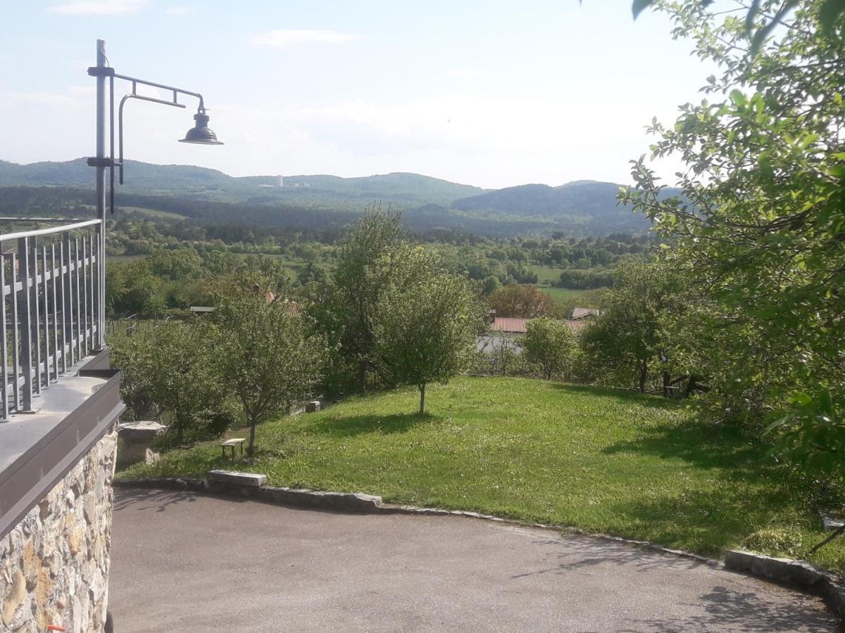 Apartma Oddih Dutovlje Extérieur photo