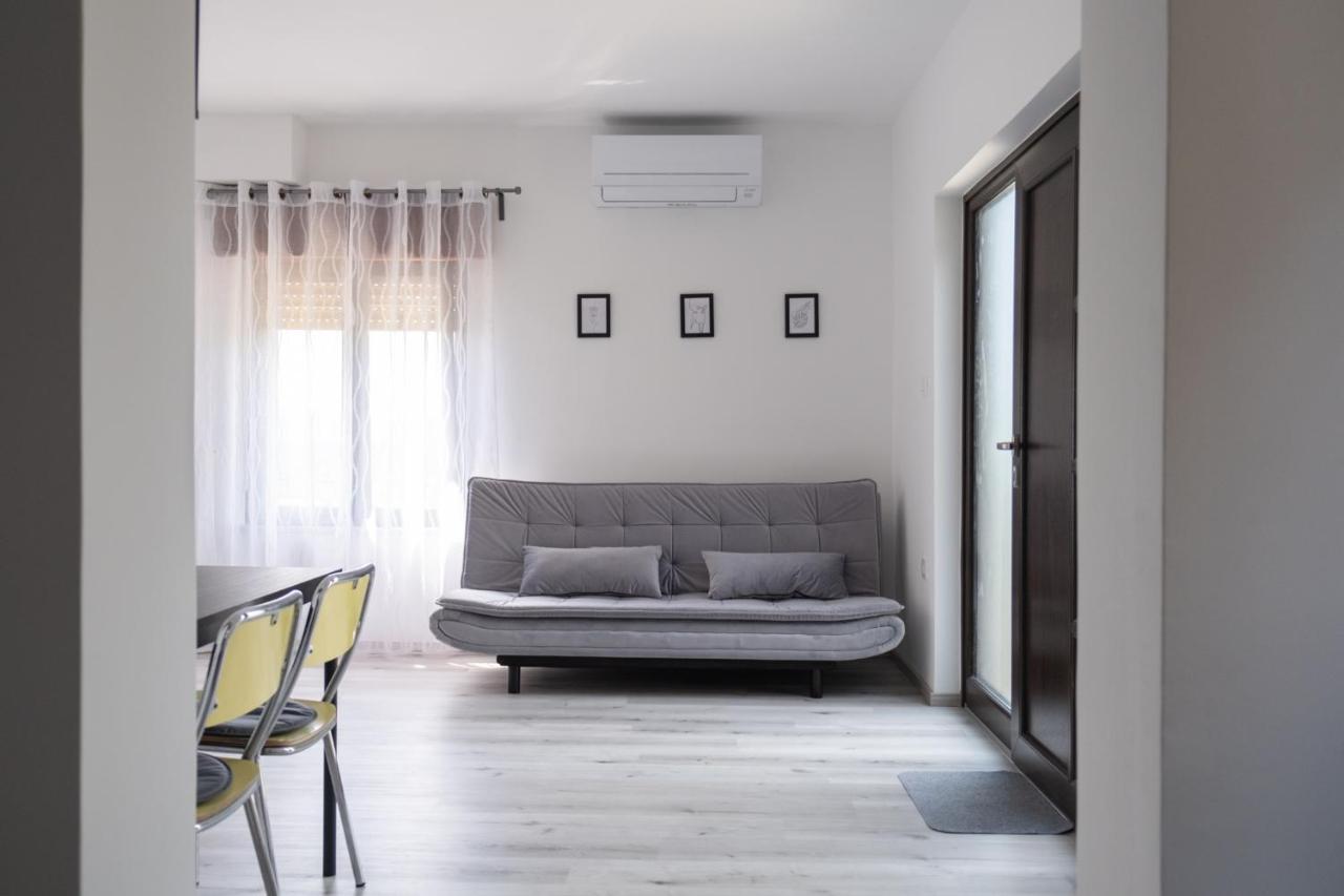 Apartma Oddih Dutovlje Extérieur photo