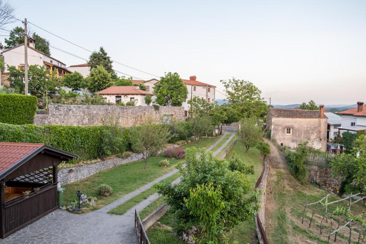 Apartma Oddih Dutovlje Extérieur photo