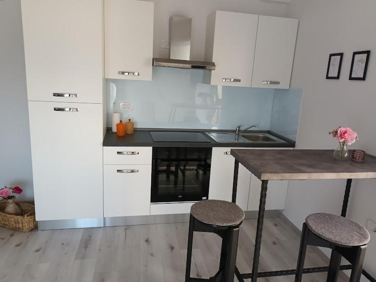 Apartma Oddih Dutovlje Extérieur photo