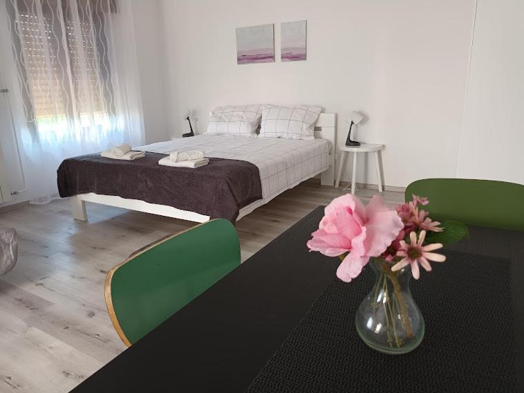 Apartma Oddih Dutovlje Extérieur photo